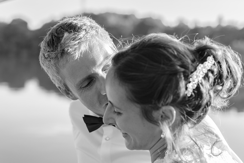 photographie couple de mariage sur l'erdre en noir et blanc photographe mariage fine art Cédric Le Tutour