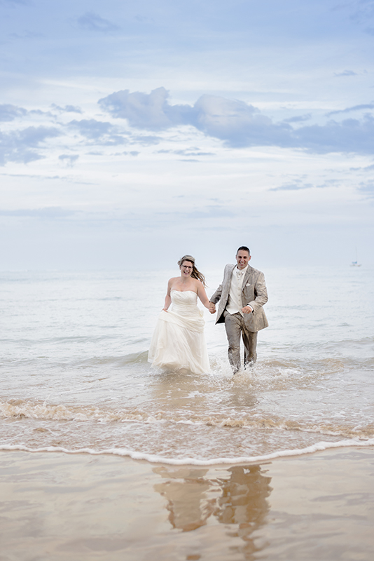 photographie couple de mariage dans la mer au sable d'olonne photographe mariage fine art Cédric Le Tutour