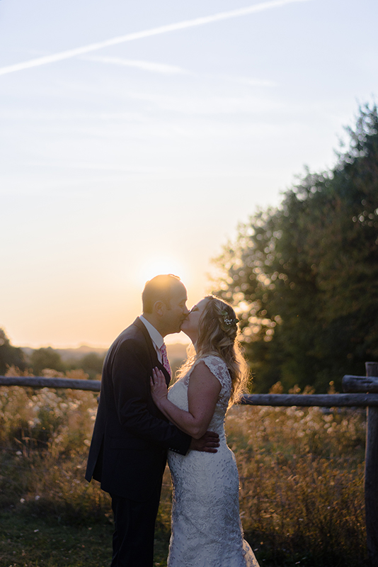 photographie couple de mariage en vendée au couché de soleil photographe mariage fine art Cédric Le Tutour